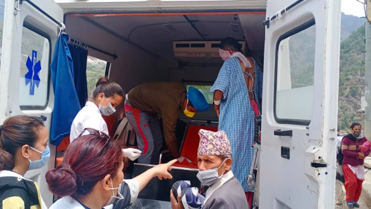 बाजुरामा आगोले जलेकी महिलाको उद्धार, उपचारका लागि काठमाडौं लगियो