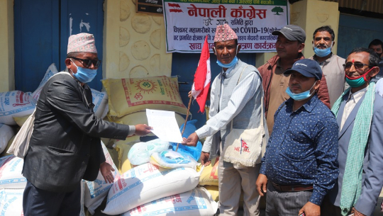 नेपाली कांग्रेस चुरे गाउँ कार्य समितिद्धारा गाउँपालिकालाई राहत हस्तान्तरण
