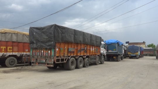 कोइलाको आयातले कैलालीमा जोखिम बढ्यो, भन्सार र प्रशासन भन्छ–रोक्ने अधिकार छैन्