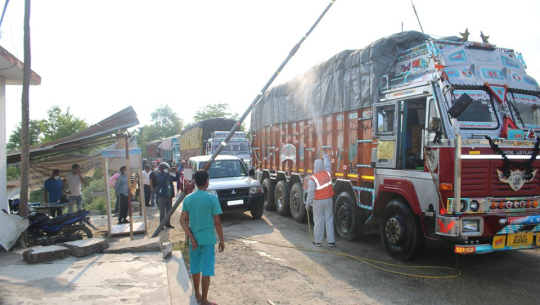गौरीफन्टा नाकामा स्यानिटाइजिङ बुथ जडान