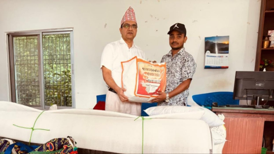 धनगढीका खगेन्द्रराज भट्टले गरे २४६ थान कपडा सहयोग