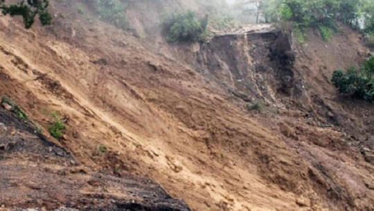 डोटीको शिखरमा वर्षाले एक घर भत्कियो