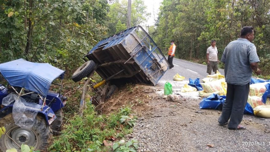कैलालीमा राहत सामाग्री बोकेको ट्याक्टर दुर्घटना