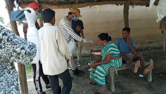 धनगढीका मजदुरलाई विगक्याटद्धारा मास्क लगायतका समाग्री वितरण