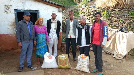बुवाको सम्झनामा पत्रकार भण्डारीद्वारा विपन्न दलित परिवारलाई सहयोग
