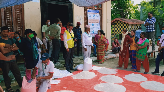 धनगढी उप-महानगरपालिकाले राहतमा कुहिएको चामल बाडेपछि गोदाममा पुग्यो खाद्यको टोली