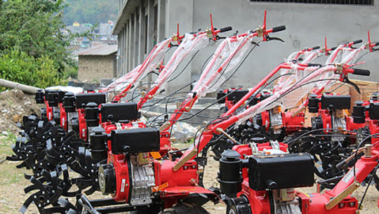 सुदूर पहाडका गाउँगाउँमा पुगे ट्याक्टर, किसान उत्साहित