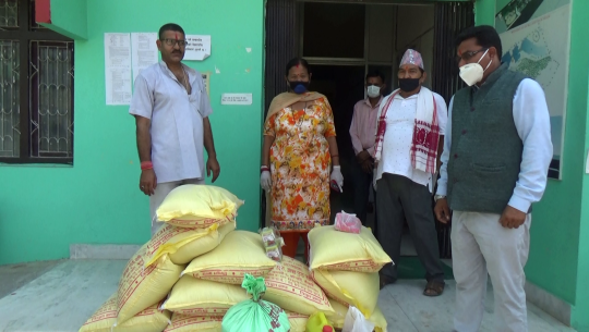 धनगढीमा क्वारेन्टाईनमा बसेका ५० जनालाई १५ दिन पुग्ने खाद्यान्न सहयोग