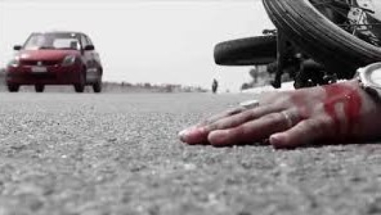 गोदावरी पुल नजिक मोटरसाइकल र कार एक आपसमा ठोक्किँदा दुर्घटना