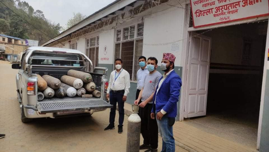 बोलन्याथलीले दियो १३ थान अक्सिजन सिलिण्डर