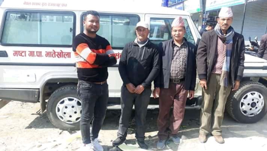 बझाङमा यात्रु ओसार्दै एम्बुलेन्स