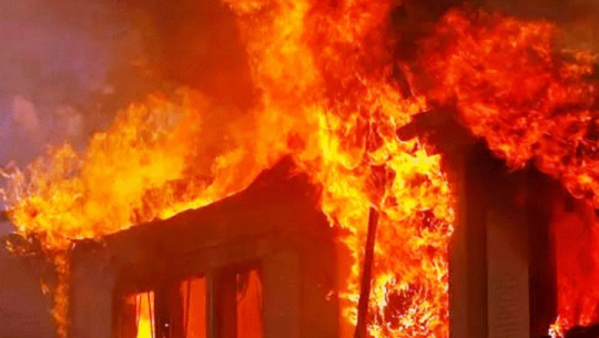 दोलखा बजारमा भीषण आगलागी, ९ वटा घर जलेर नष्ट