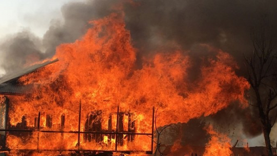 अछामको एक घरमा आगलागी 