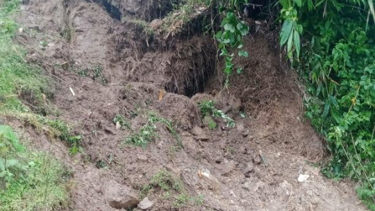 अछामको मेल्लेखका १६ घर पहिरोको जोखिममा