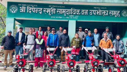 कृष्णपुरका किसानलाई कृषि उपकरण वितरण