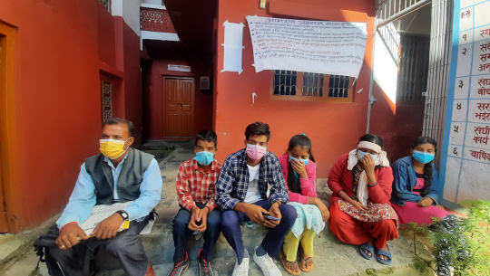 बैतडीमा शिक्षकको परिवारले तोड्यो अनशन, जसको घर जलाइएको थियो