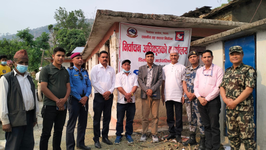 बैतडीमा मतदानस्थल र केन्द्रको निरीक्षण गरिँदै 