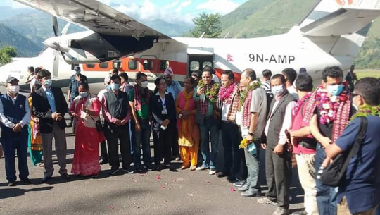 डोटीमा कांग्रेस कार्यकर्ताले बुझाए राष्ट्रिय योजना आयोगका उपाध्यक्षलाई ज्ञापन