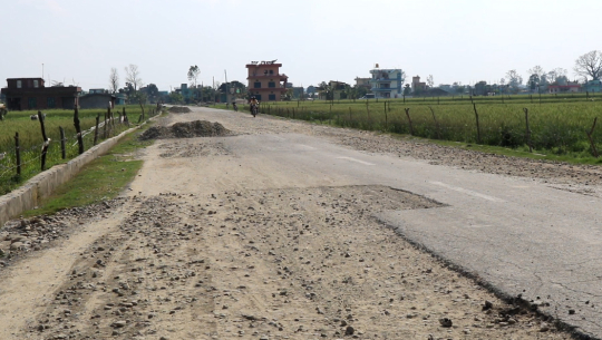 धनगढी चक्रपथमा पनि मापदण्ड मिचेर कालोपत्रे, एक वर्ष नहुदै भत्कियो