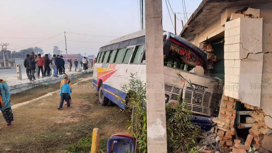 धनगढीको ६ लेन सडकमा गुडिरहेको बस घरभित्र पसेपछि...