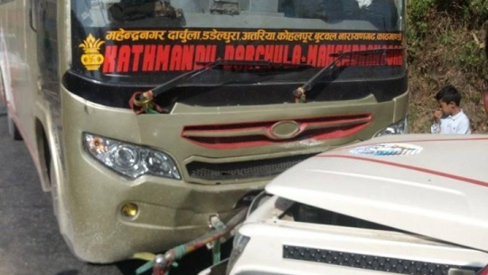 बैतडीमा बस र जीप एकआपसमा ठोक्किदा तीन जना घाइते