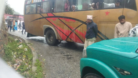 मन्त्री शिवराज भट्ट सवार गाडी बैतडीमा बससँग ठोक्कियो