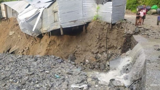 बाजुरामा खोलाले पसल बगायो