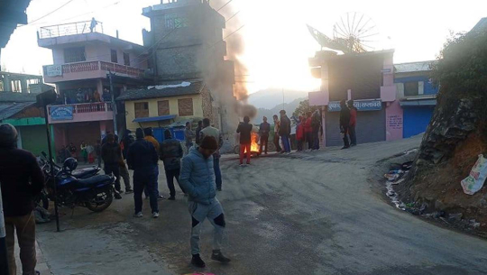 बैतडीमा टायर बालेर प्रर्दशन, यात्रु अलपत्र