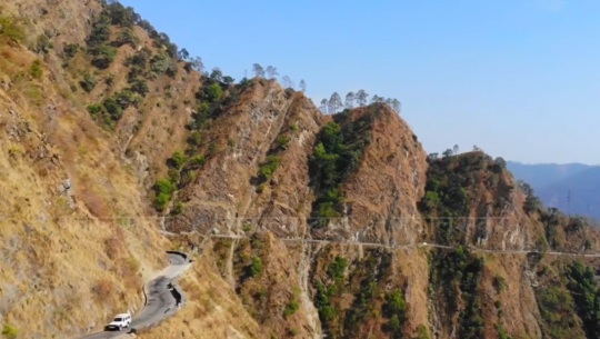 कैलालीको भासु भिरमा मिनी ट्रक खस्यो
