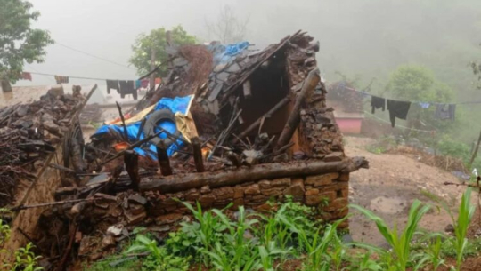 बैतडीमा वर्षाले एक घर भत्कियो