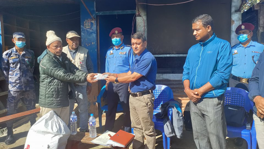 डोटीमा बाढीपहिरामा ज्यान गुमाएका परिवारलाई राहत वितरण