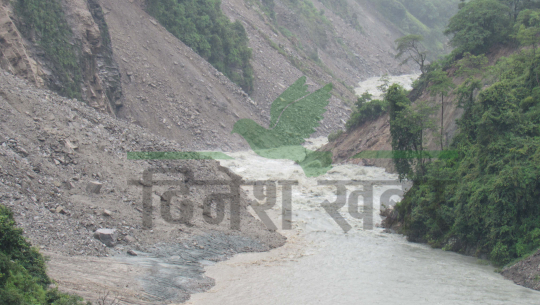 द्धवारीमा बुढिगंगा नदि थुनिने खतरामा रहेको ठाँउ, माथि बाट पहिरो लगातार बग्दै गएपछि दुईतिहाई भाग थुनिसकेको छ । फोटो : प्रकाश सिंह, दिनेश खवर