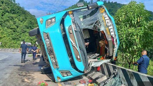 बस दुर्घटना अपडेटः यी हुन घाइते १७ जना