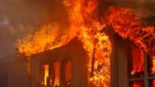 बैतडीमा फेन्सी स्टोर तथा आटा चक्किमा आगलागी हुँदा ३५ लाखको क्षति 