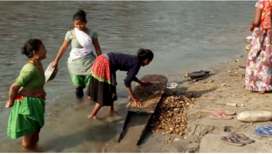 नदी उत्खननले सोनाहा जातिको सुन खोज्ने पेसा सङ्कटमा
