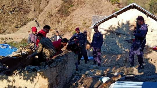 प्रहरीले बाजुरामा रहेका सामुहिक छाउगोठ भत्कायो