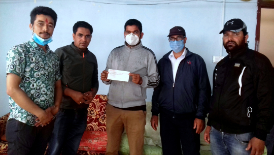पिसीआर मेसिन स्थापनाका लागि डडेल्धुरा अस्पताल विकास समिति कर्मचारी यूनियनद्वारा ५१ हजार सहयोग
