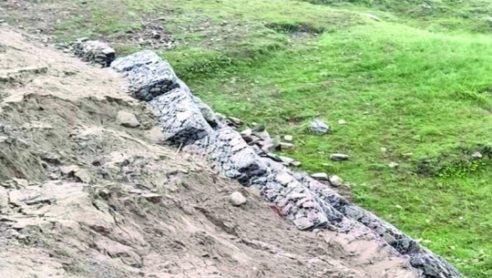 बैतडीमा १७ लाखमा निर्माण गरिएको हरितपार्कको पर्खाल २४ घण्टामै भत्कियो