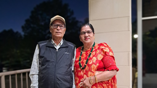 धनगढी-४ बसपार्क मिश्र जनरल स्टोरका मिश्र दम्पतीले गरे कपडा सहयोग