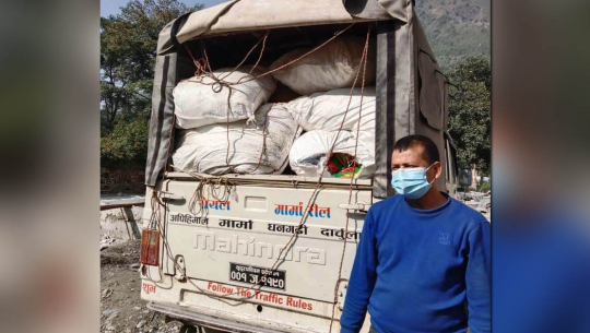 दार्चुलाबाट एक गाडीसहित ५ लाखको अवैध सामान बरामद