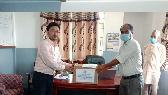 काँग्रेस नेतृ राणाद्धारा डोटीमा  स्वास्थ्य सामाग्री सहयोग