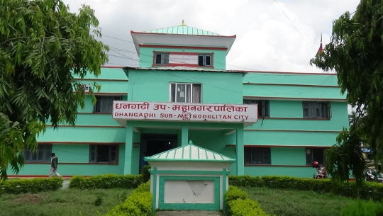 ५ गाडी रहेको धनगढी उप–महानगरपालिकाद्वारा स्वास्थ्य सामाग्री ल्याउन भाडाको गाडी प्रयोग