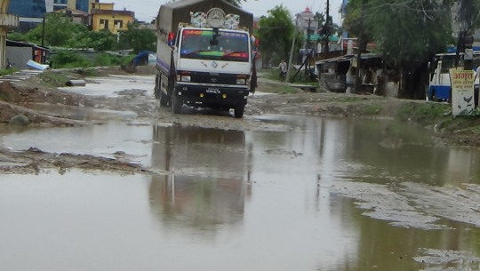 धनगढी उपमहानगरपालिकामा निर्माणाधिन सडकका खाल्डाखुल्डी पुर्न माग