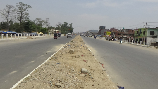 मोहनापुल-अत्तरिया ६ लेन सडकको बीचमा माटोको सट्टा बालुवा भरानः धुलो उडेर वायु झनै प्रदूषित