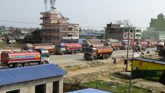 ६ लेन सडक नै ट्याङकर व्यवासायीको पार्किङ स्थल बन्दा दुर्घटनाको जोखीम