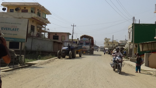 मोहनापुल-अत्तरिया ६ लेन सडक नजिकैका बाटोहरुमा निर्माण सामग्री थुपारिँदा आवत–जावतमा सास्ती