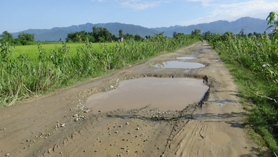 धनगढी–दीपायल द्रुतमार्गको हसनपुर–स्याउले खण्डमा आवजावत गर्नै मुस्कील
