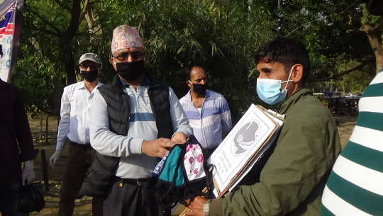 होलसेल व्यवसायी संघद्धारा गौरीफन्टा नाकामा मास्क वितरण