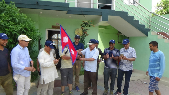 धनगढी पुगेको पत्रकार र साहित्यकारको टोलीलाई नेपालको राष्ट्रिय झण्डा हस्तान्तरण गरेर खप्तडका लागि बिदाई गर्दै सुन्दर सुदूरपश्चिमका अभियन्ता गोपाल हमाल