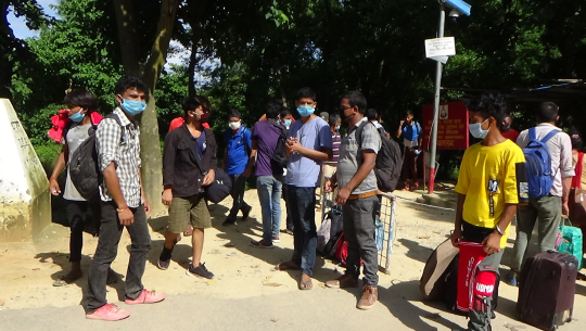 सुदूरपश्चिमबाट मजदुरीका लागि भारत जादै नेपाली, भन्छन्–भोकले भन्दा रोगले मछौँ